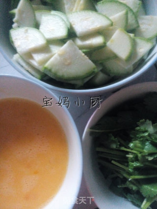 西葫芦香菜炒蛋的做法步骤：3