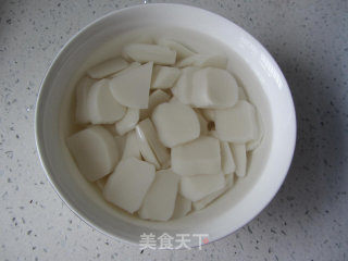 荠菜肉丝炒年糕的做法步骤：2