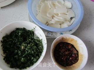 荠菜肉丝炒年糕的做法步骤：5
