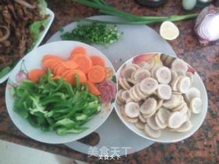 青椒胡萝卜炒肉卷的做法步骤：2