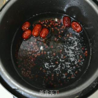 红豆黑米粥的做法步骤：2