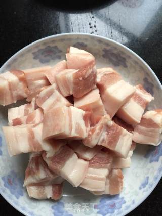 红烧肉焖鹌鹑蛋的做法步骤：1