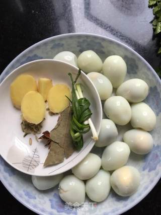 红烧肉焖鹌鹑蛋的做法步骤：2