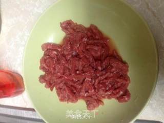 青椒牛肉丝的做法步骤：1