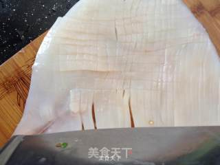 麻辣鱿鱼卷的做法步骤：2