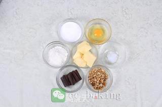 当巧克力遇到面粉的完全结合--巧克力蛋糕的做法步骤：1