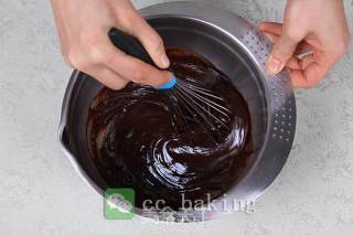 当巧克力遇到面粉的完全结合--巧克力蛋糕的做法步骤：6