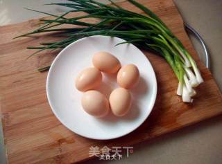 葱香鸡蛋卷的做法步骤：1