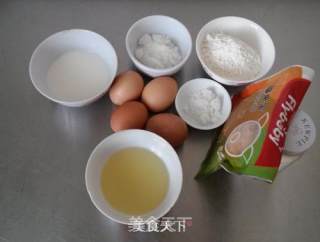 有馅的蛋糕孩子更爱吃——肉松蛋糕卷的做法步骤：1