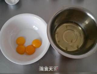 有馅的蛋糕孩子更爱吃——肉松蛋糕卷的做法步骤：2