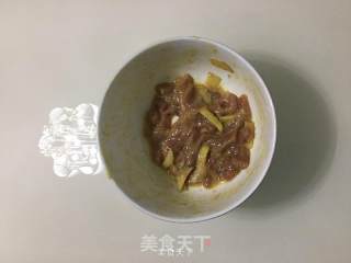 干炸里脊的做法步骤：1