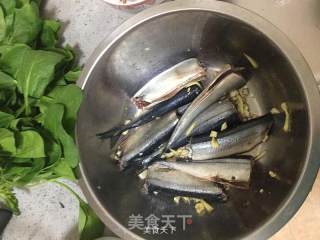 香煎秋刀鱼的做法步骤：1