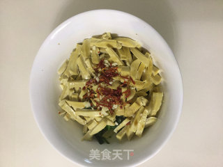 菠菜炝拌素鸡的做法步骤：1