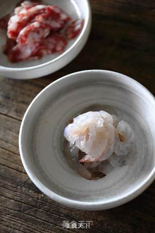 菠萝虾仁炒饭的做法步骤：2