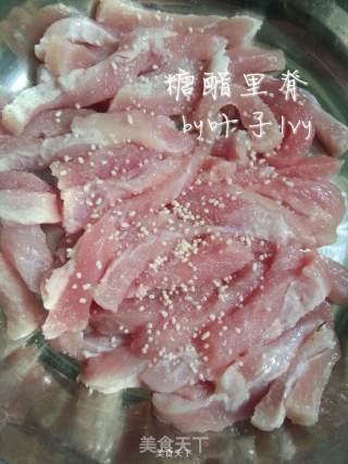 酸甜开胃～糖醋里脊的做法步骤：1
