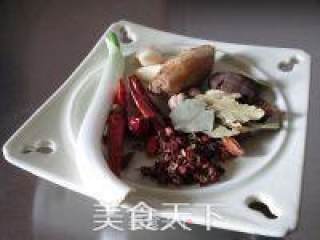 教大家做正宗麻辣鸭脖的几个小秘方的做法步骤：2