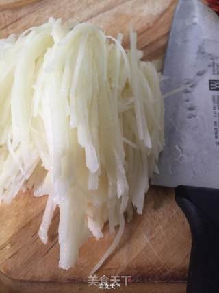 炝拌土豆丝的做法步骤：3