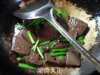 韭菜炒鹅血的做法步骤：9