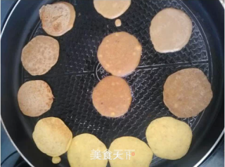 玉米面香蕉奶香蛋饼的做法步骤：2