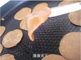 玉米面香蕉奶香蛋饼的做法步骤：3
