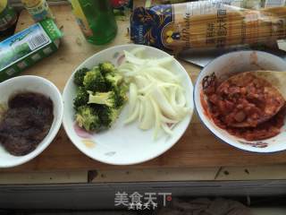 黑椒牛排+意面的做法步骤：1