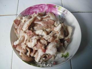 小炒带皮肘子的做法步骤：1
