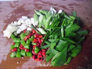 小炒带皮肘子的做法步骤：3