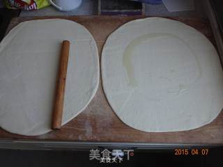 香甜炼乳花卷奶香花卷馒头的做法步骤：5