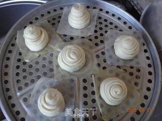 香甜炼乳花卷奶香花卷馒头的做法步骤：10