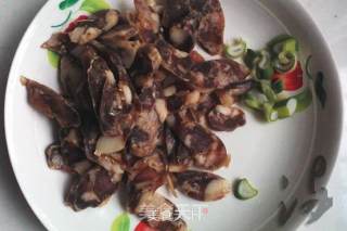腊肠炒蒜苗的做法步骤：3