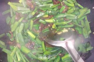 腊肠炒蒜苗的做法步骤：5