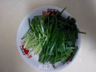 绿豆芽炒韭菜的做法步骤：2