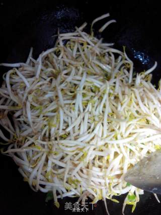 绿豆芽炒韭菜的做法步骤：4