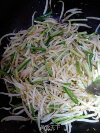 绿豆芽炒韭菜的做法步骤：5