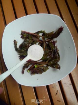 香掉下巴的！酥炸香椿鱼的做法步骤：2