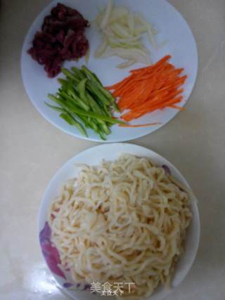 尖椒肉丝炒面的做法步骤：3