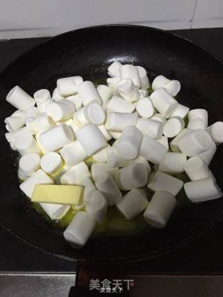 蔓越梅牛轧糖的做法步骤：1