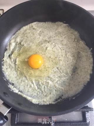 天津正宗煎饼果子的做法步骤：4