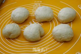 豆沙卷面包（烤箱烤豆沙卷面包，超级简单哦~）的做法步骤：5