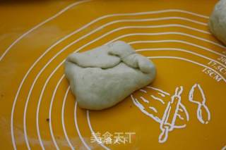 豆沙卷面包（烤箱烤豆沙卷面包，超级简单哦~）的做法步骤：7