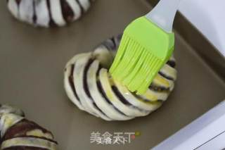 豆沙卷面包（烤箱烤豆沙卷面包，超级简单哦~）的做法步骤：11
