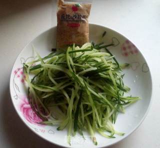 家乡风味凉拌黄瓜丝凉皮的做法步骤：2