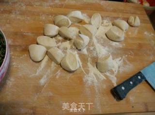 韭菜鸡蛋炉包的做法步骤：2