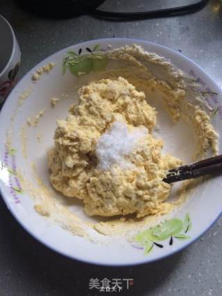 东北玉米面大饼子的做法步骤：1