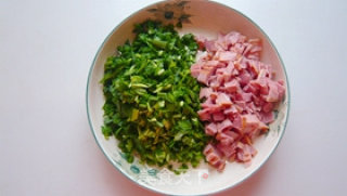 韭菜培根炒饭的做法步骤：2