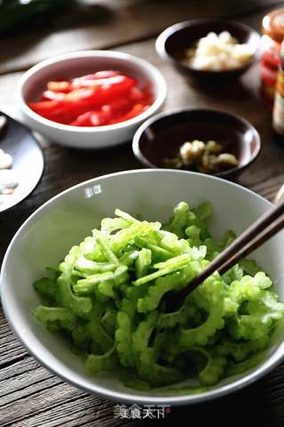 剁椒苦瓜拌虾仁的做法步骤：5