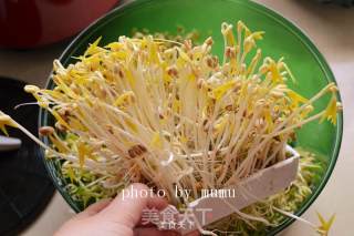 用自发豆芽炒细面的做法步骤：3