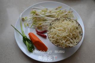 用自发豆芽炒细面的做法步骤：4