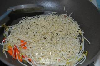 用自发豆芽炒细面的做法步骤：8