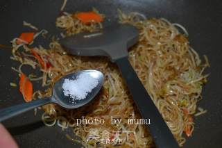 用自发豆芽炒细面的做法步骤：10